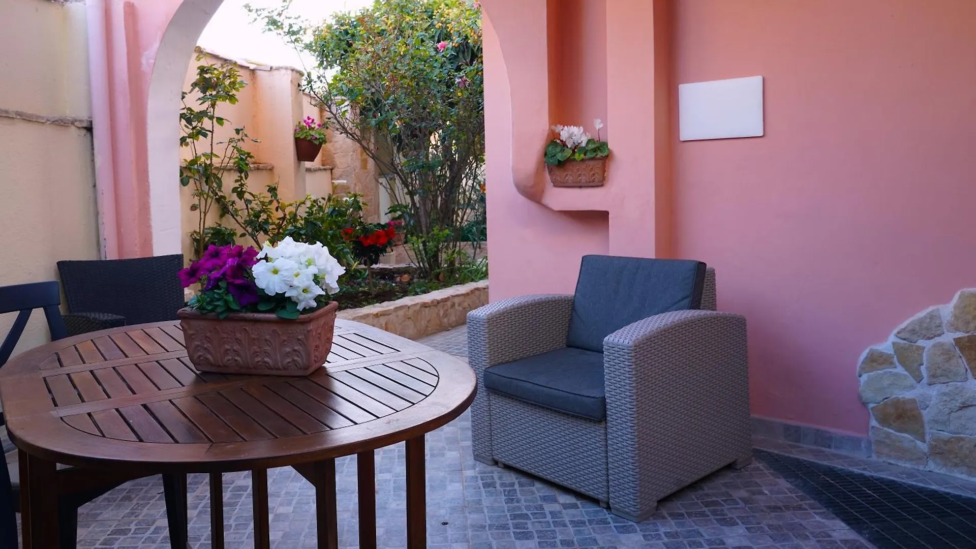 Flowery Inn Villa Alghero 2*,  Italien