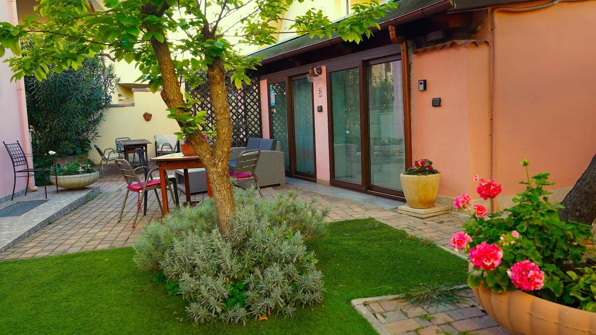 ** Aparthotel Flowery Inn Villa Alghero Italien